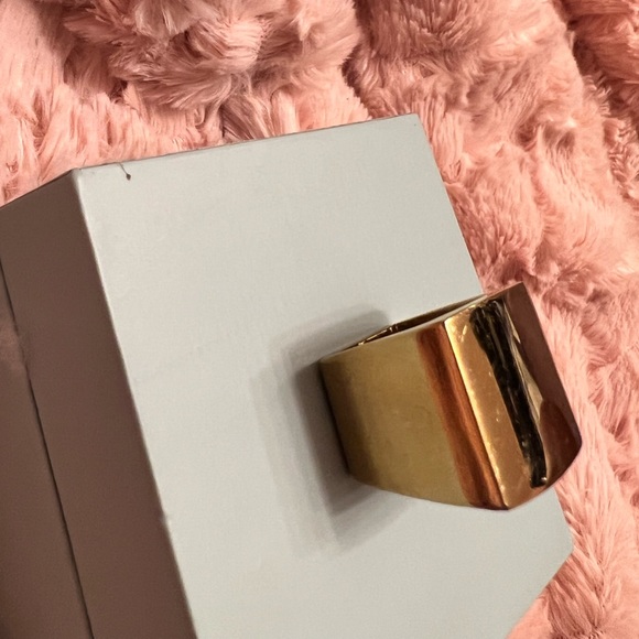 Michael kors square ring gold tone engraved logo size 7 - Picture 5 of 6